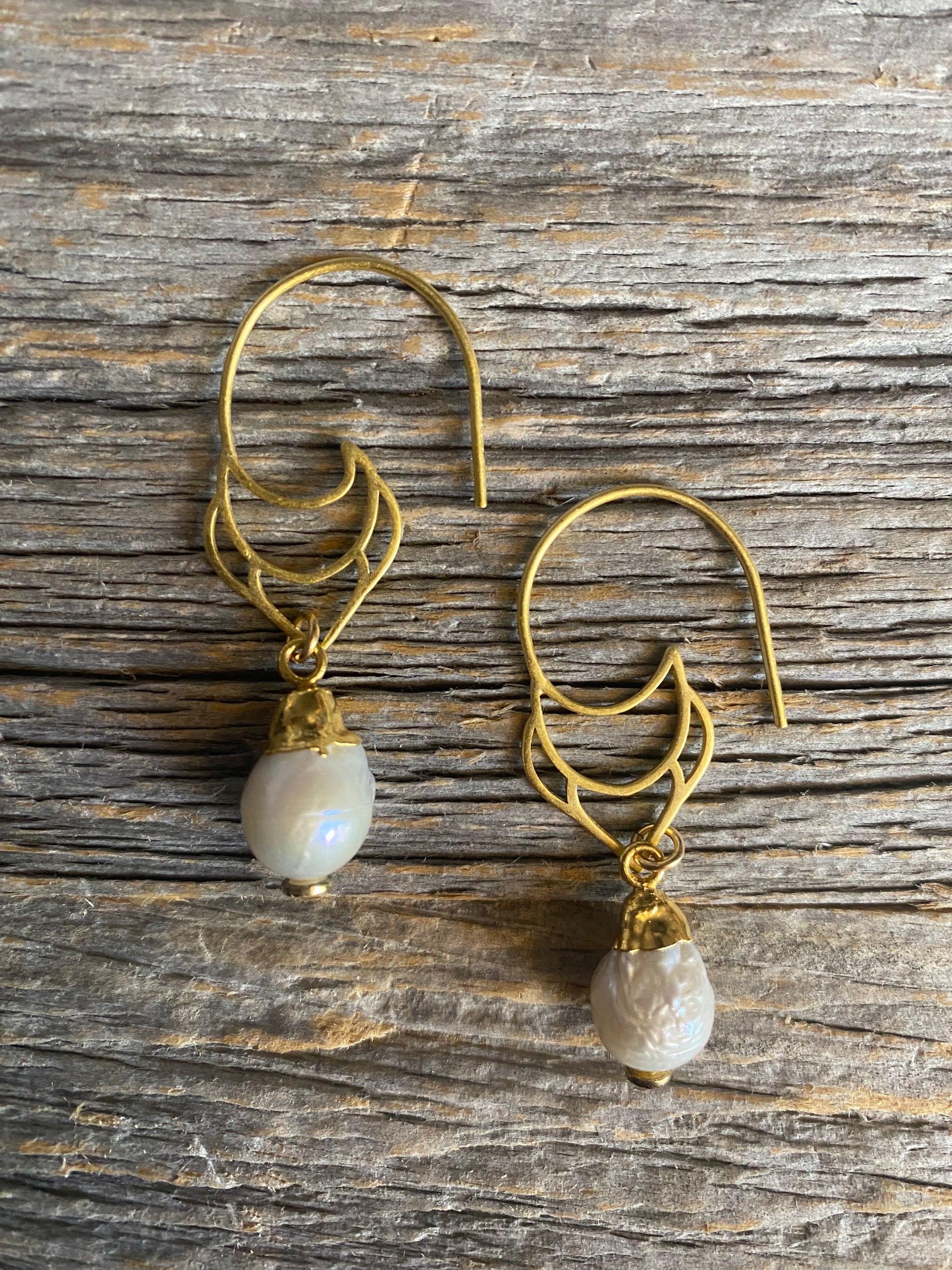 Brushed Gold with Baroque Pearl Earring