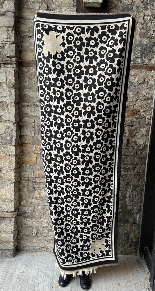 Reversible Black and White Flower Pattern Scarf