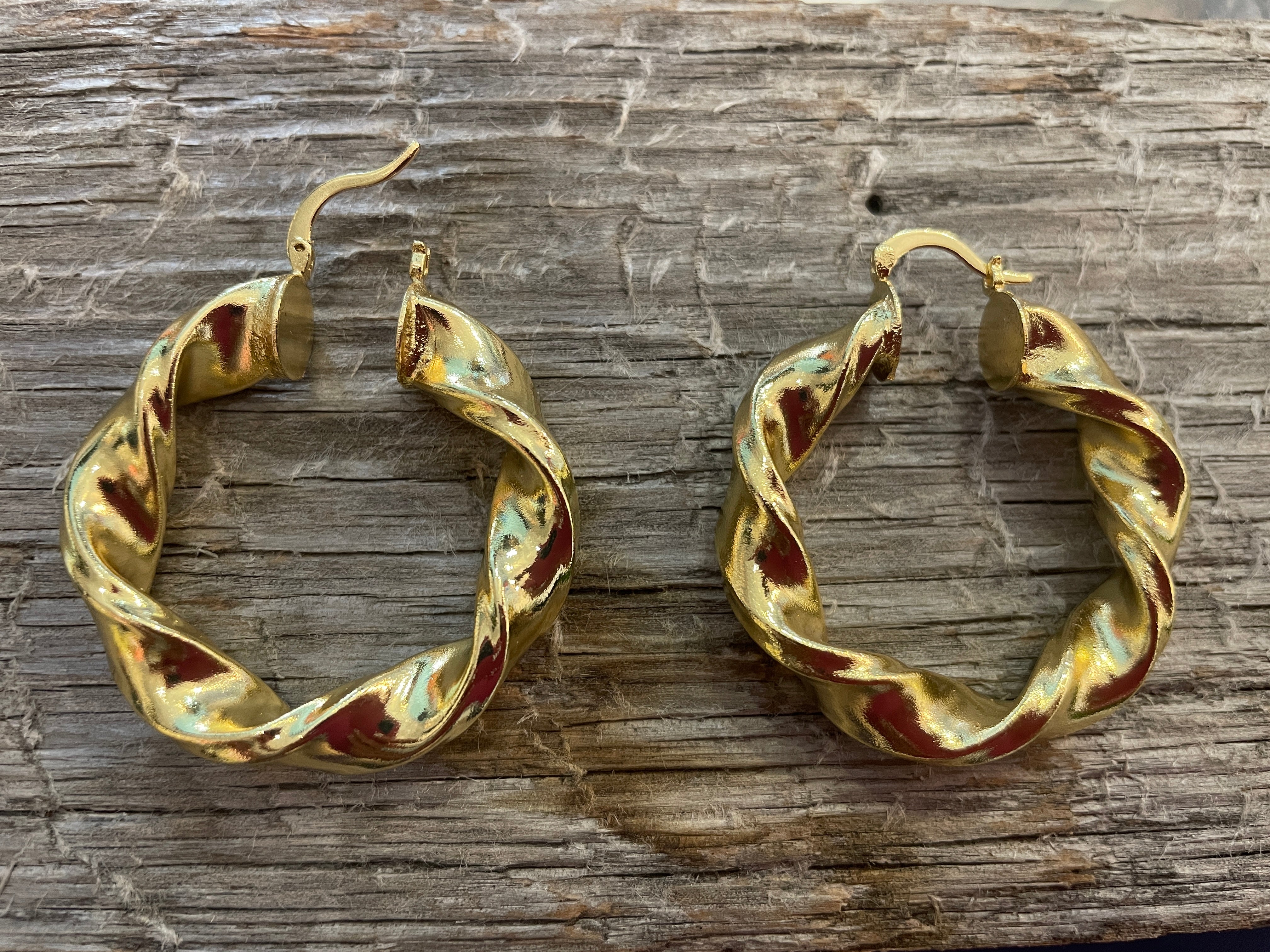 Lightweight hot sale gold hoops