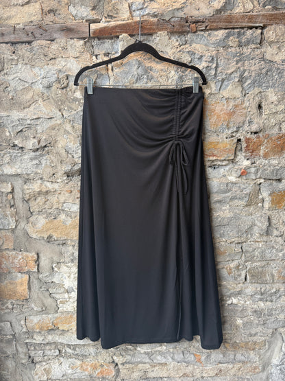 A Black Line Midi Skirt with Front 1/4 Slit - BLACK