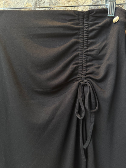 A Black Line Midi Skirt with Front 1/4 Slit - BLACK