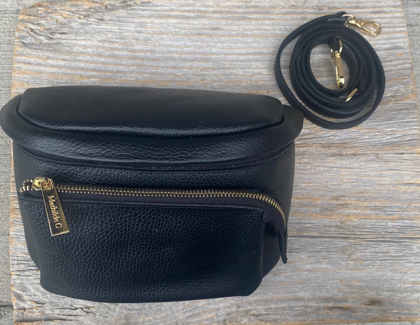 Pebble Leather Shoulder Messenger Bag - BLACK